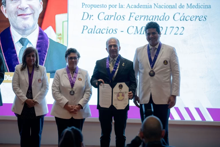 Dr. Carlos Cáceres recibe Distinción al Mérito de parte del Colegio Médico del Perú